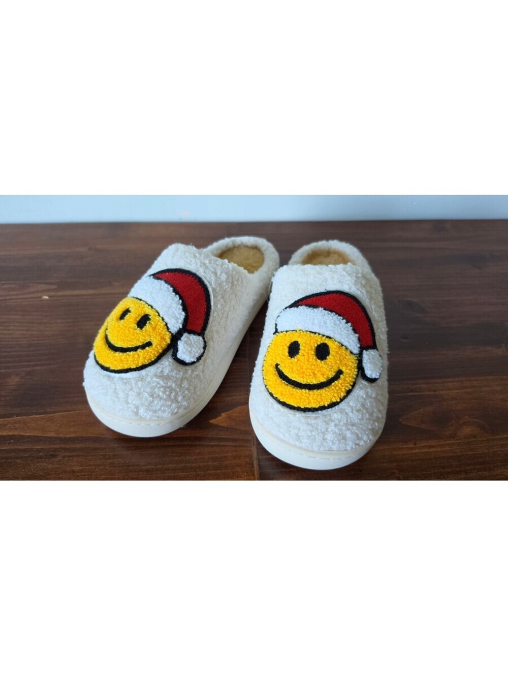 NWT Women's Cream Fuzzy Smiley Face Santa Hat Slippers Size Sm 5-6 Holiday, 408